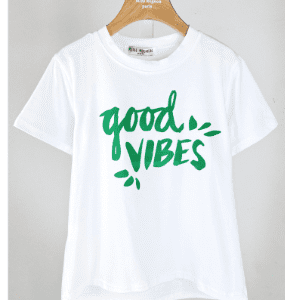 T-shirt blanc avec inscription GOOD VIBES en vert