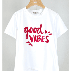 T-shirt blanc avec inscription GOOD VIBES rouge