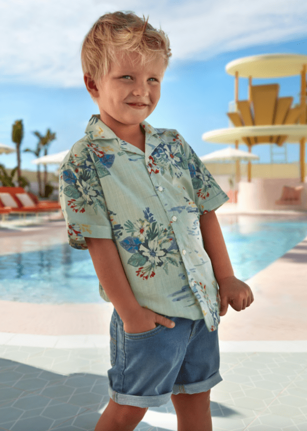 Enfant portant le bermuda en jean