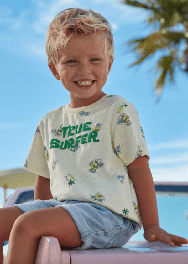 Garçon portant le t-shirt imprimé true surfer
