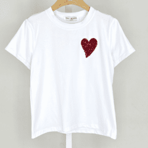 T-shirt blanc avec un coeur en sequins rouge