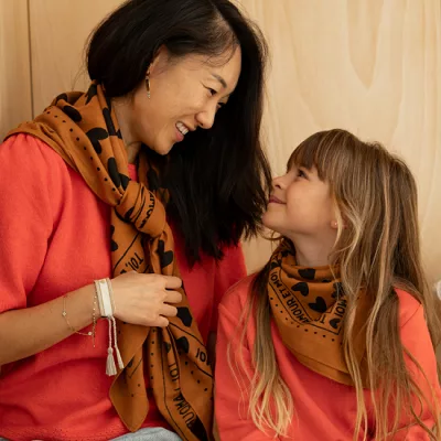 Foulard Marron - Cœurs Noirs – Image 3