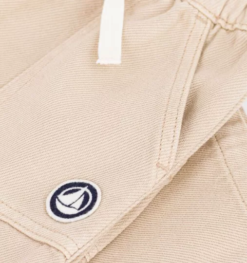 Pantalon bébé en coton uni avec badge, style cargo – Image 3
